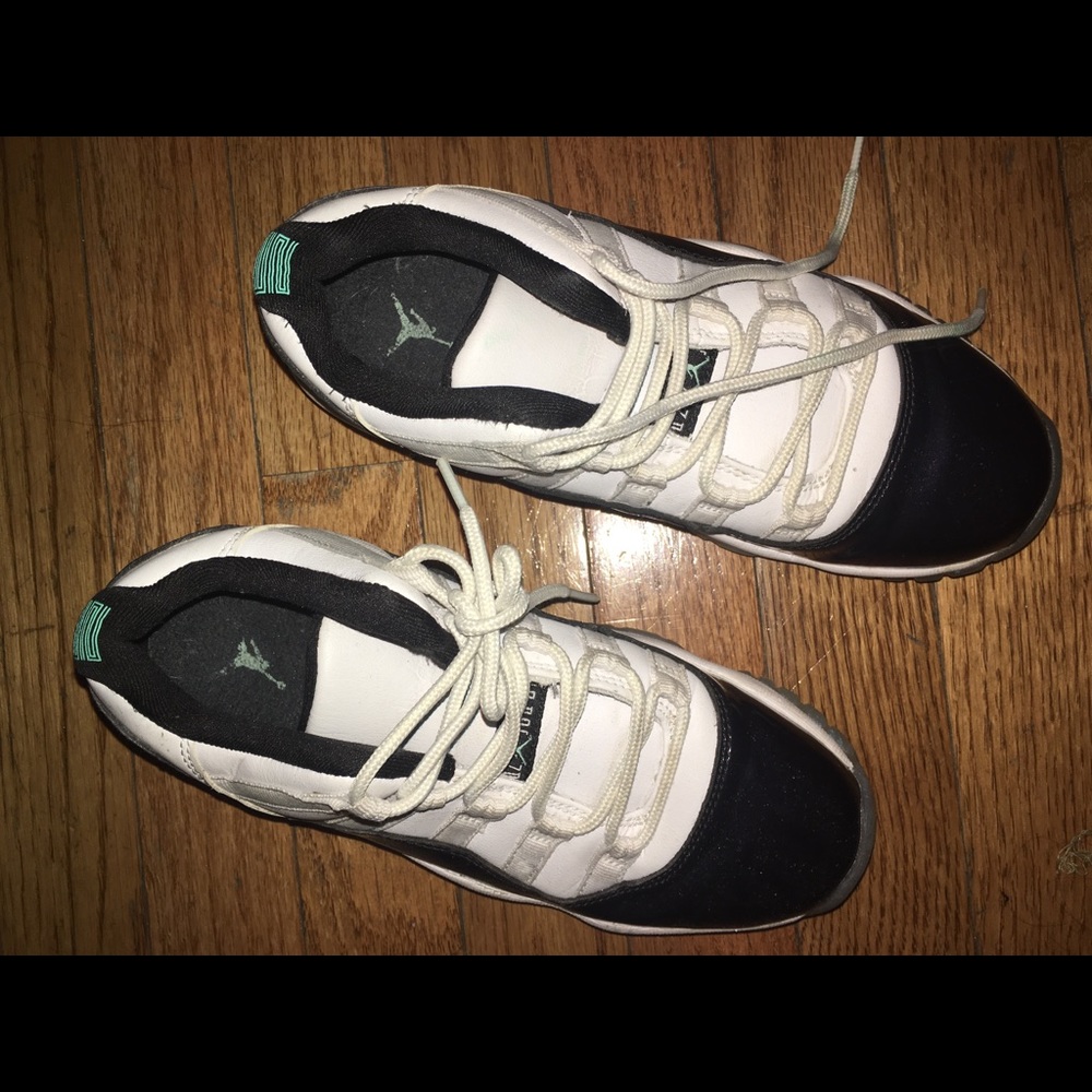 Air Jordan 11 Retro Low ” Emerald size 4y”